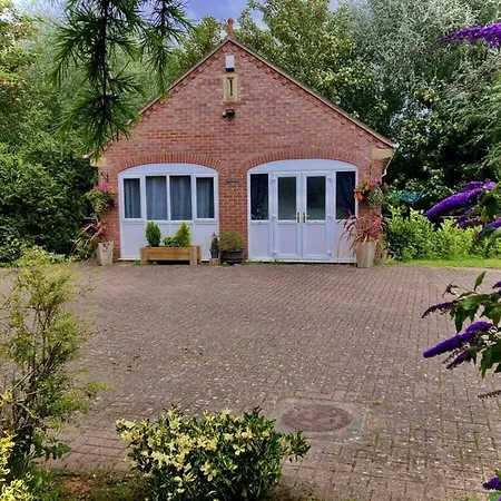 Cosy And Secluded Brook-Side Lodge Sleaford Exterior photo