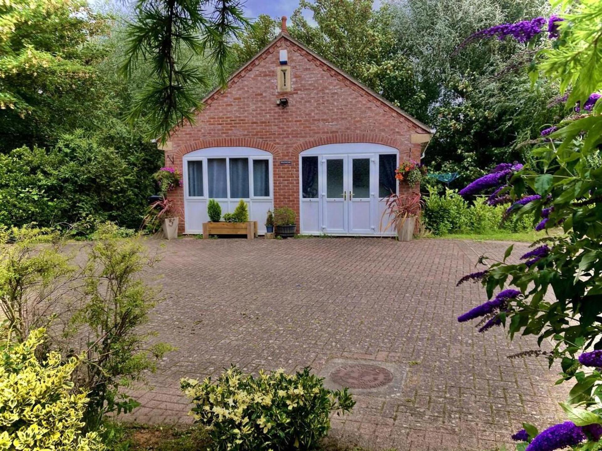 Cosy And Secluded Brook-side