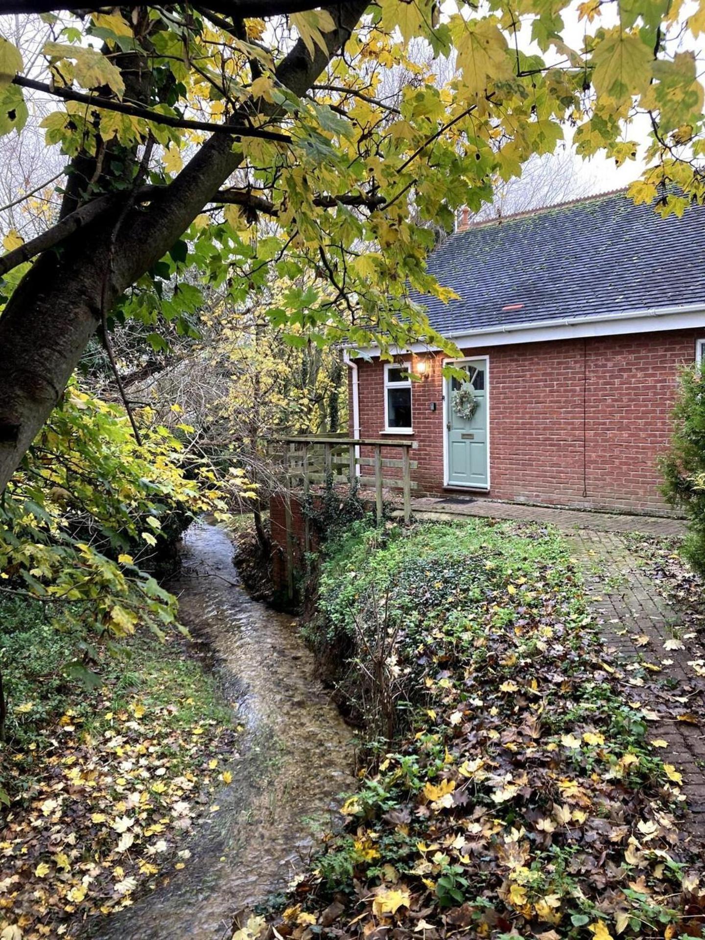 Cosy And Secluded Brook-side Sleaford